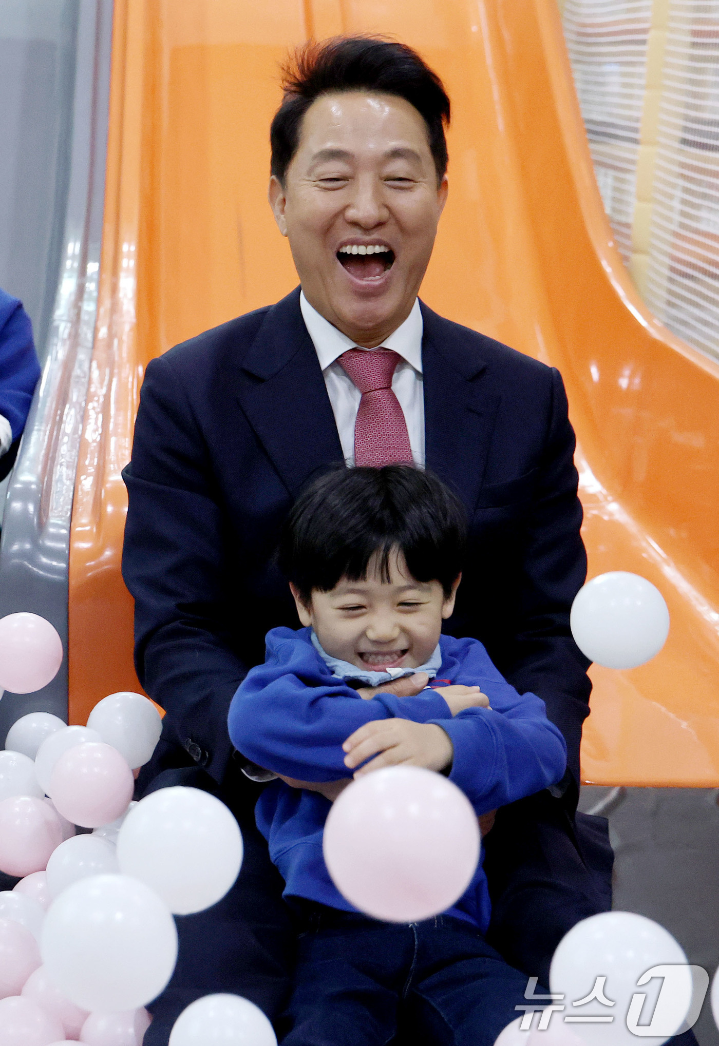 (서울=뉴스1) 이광호 기자 = 오세훈 서울시장이 12일 오후 서울 강서구 화곡동에 개관한 서울키즈플라자를 찾아 시설을 둘러본뒤 아이와 함께 실내미끄럼틀을 타고 있다. 2025.1 …