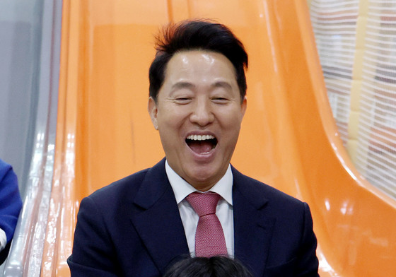 오세훈 시장, 아이와 함께 서울키즈플라자 미끄럼틀 체험