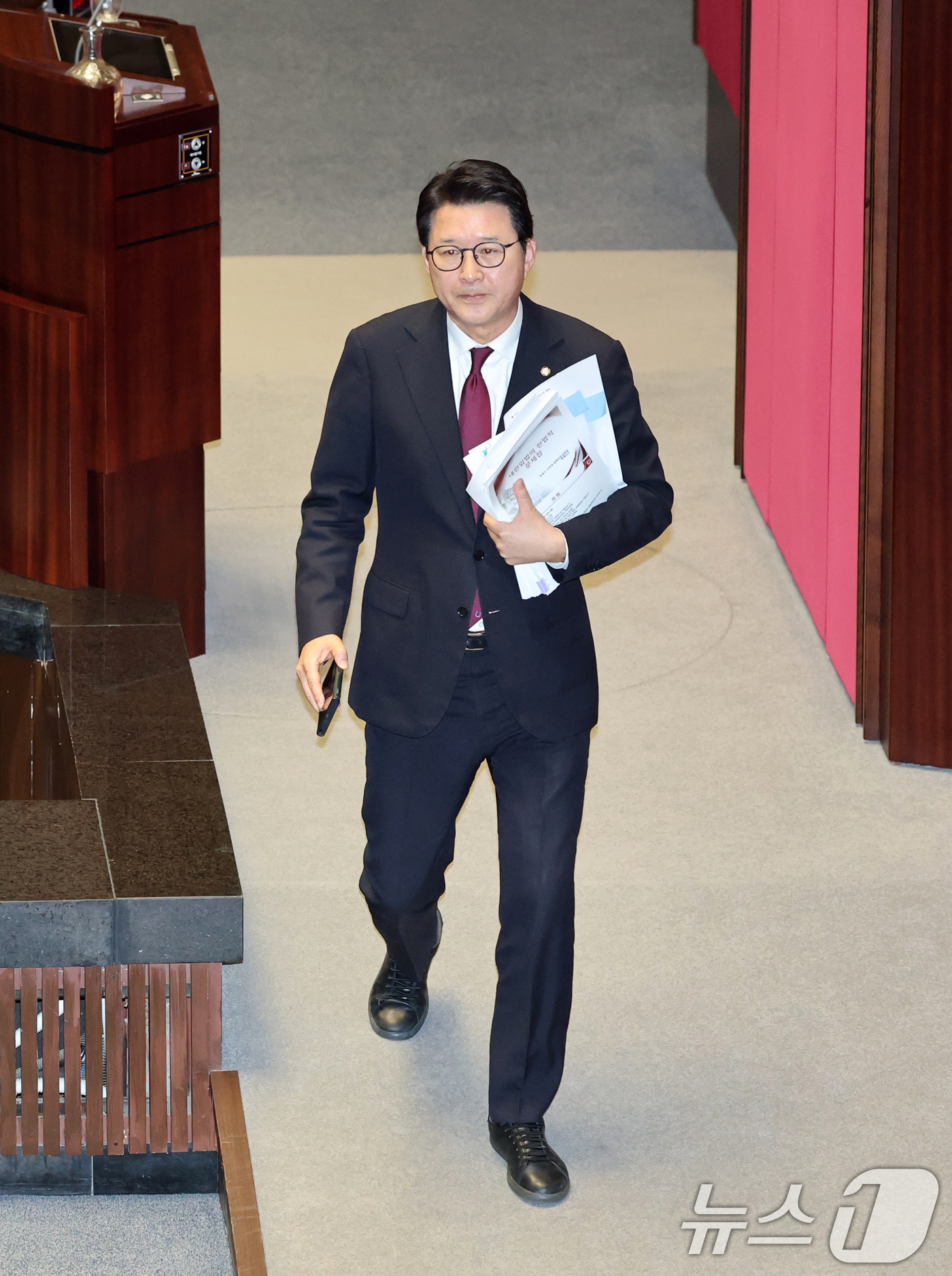 (서울=뉴스1) 이승배 기자 = 신동욱 국민의힘 의원이 12일 서울 여의도 국회에서 열린 제430회국회(임시회) 1차 본회의에서 형사소송법 일부개정법률안(대안)에 대한 무제한 토론 …