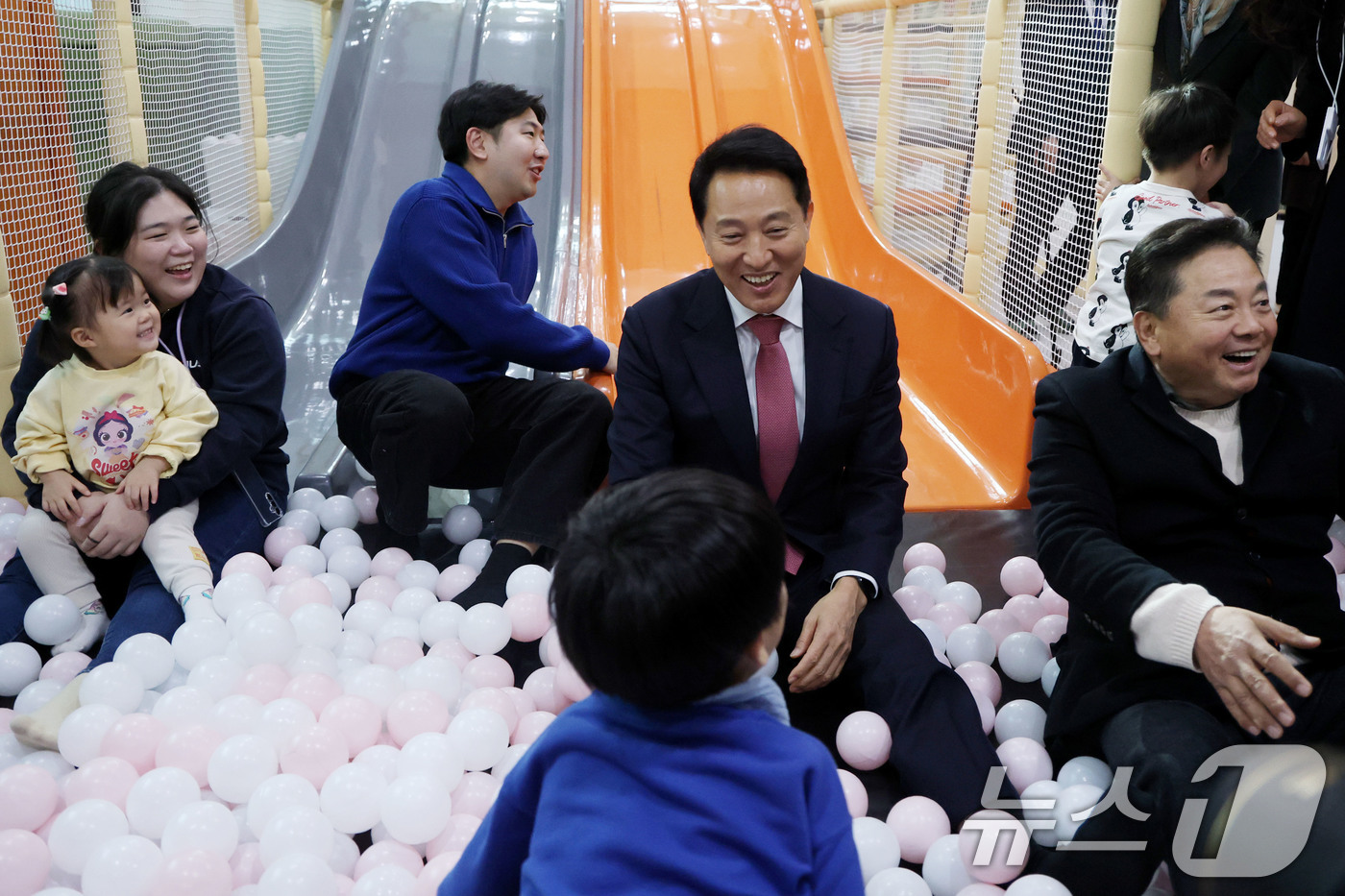 (서울=뉴스1) 이광호 기자 = 오세훈 서울시장이 12일 오후 서울 강서구 화곡동에 개관한 서울키즈플라자를 찾아 시설을 둘러본뒤 아이와 함께 실내미끄럼틀을 타고 있다. 2025.1 …