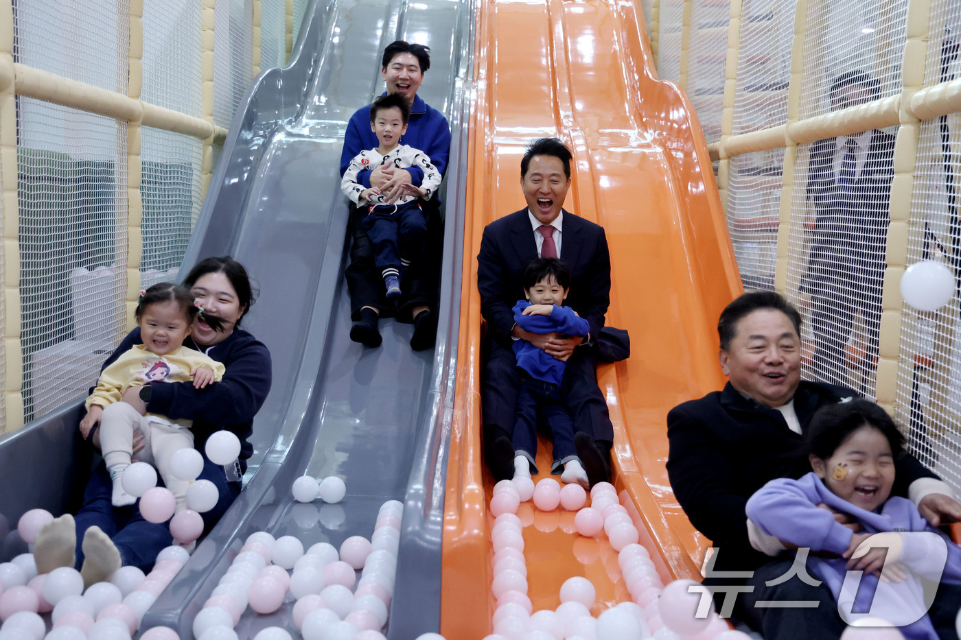 (서울=뉴스1) 이광호 기자 = 오세훈 서울시장이 12일 오후 서울 강서구 화곡동에 개관한 서울키즈플라자를 찾아 시설을 둘러본뒤 아이와 함께 실내미끄럼틀을 타고 있다. 2025.1 …