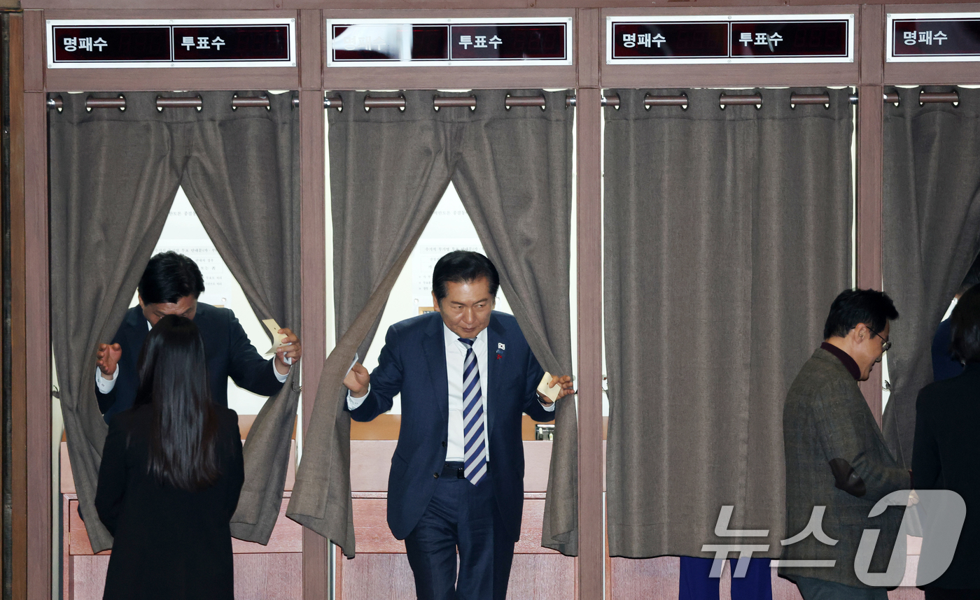 (서울=뉴스1) 이승배 기자 = 정청래 더불어민주당 대표가 12일 서울 여의도 국회에서 열린 제430회국회(임시회) 1차 본회의에서 형사소송법 일부개정법률안(대안)에 대한 무제한 …