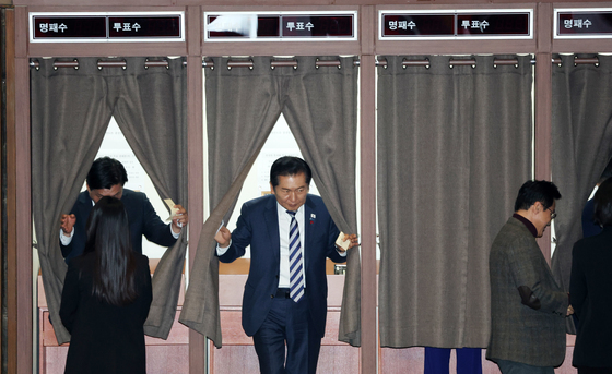 필리버스터 종결 투표 마친 정청래 대표