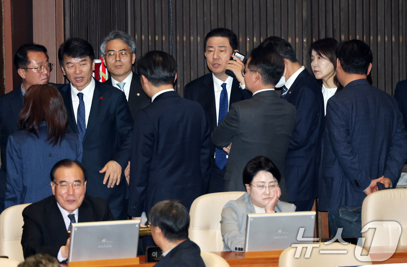 (서울=뉴스1) 이승배 기자 = 김병기 더불어민주당 원내대표가 12일 서울 여의도 국회에서 열린 제430회국회(임시회) 1차 본회의에서 원내지도부와 대화하고 있다. 2025.12. …