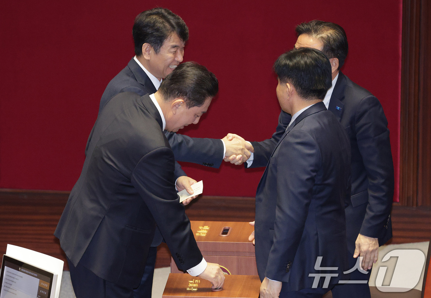 (서울=뉴스1) 신웅수 기자 = 김병기 더불어민주당 원내대표와 문진석 원내수석이 12일 서울 여의도 국회에서 열린 제430회국회(임시회) 제1차 본회의에서 형사소송법 일부개정법률안 …