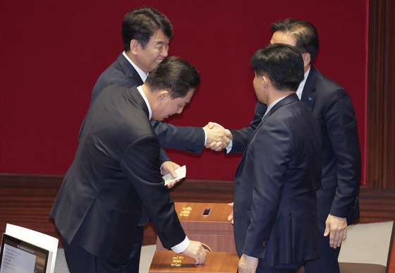 투표하는 김병기·문진석