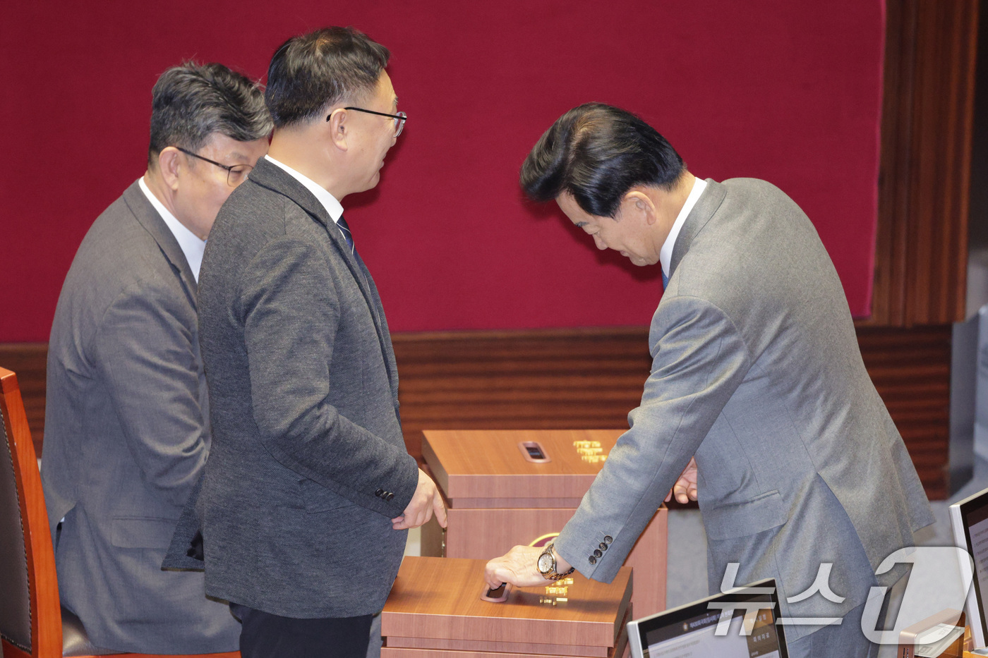 (서울=뉴스1) 신웅수 기자 = 더불어민주당 의원인 정동영 통일부 장관이 12일 서울 여의도 국회에서 열린 제430회국회(임시회) 제1차 본회의에서 형사소송법 일부개정법률안(대안) …