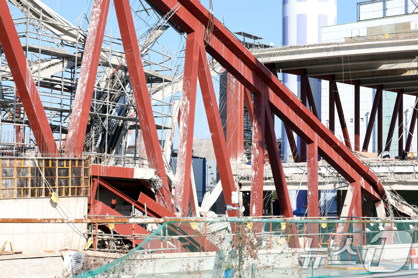 (광주=뉴스1) 박지현 기자 = 12일 오후 광주 서구 치평동(상무지구)의 광주대표도서관 공사 현장에서 레미콘 타설 중 붕괴 사고로 구조물 안정화와 보강작업을 위해 수색작업이 멈춰 …