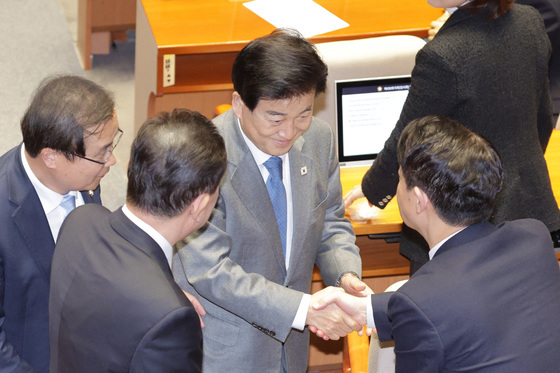 인사나누는 정동영 장관