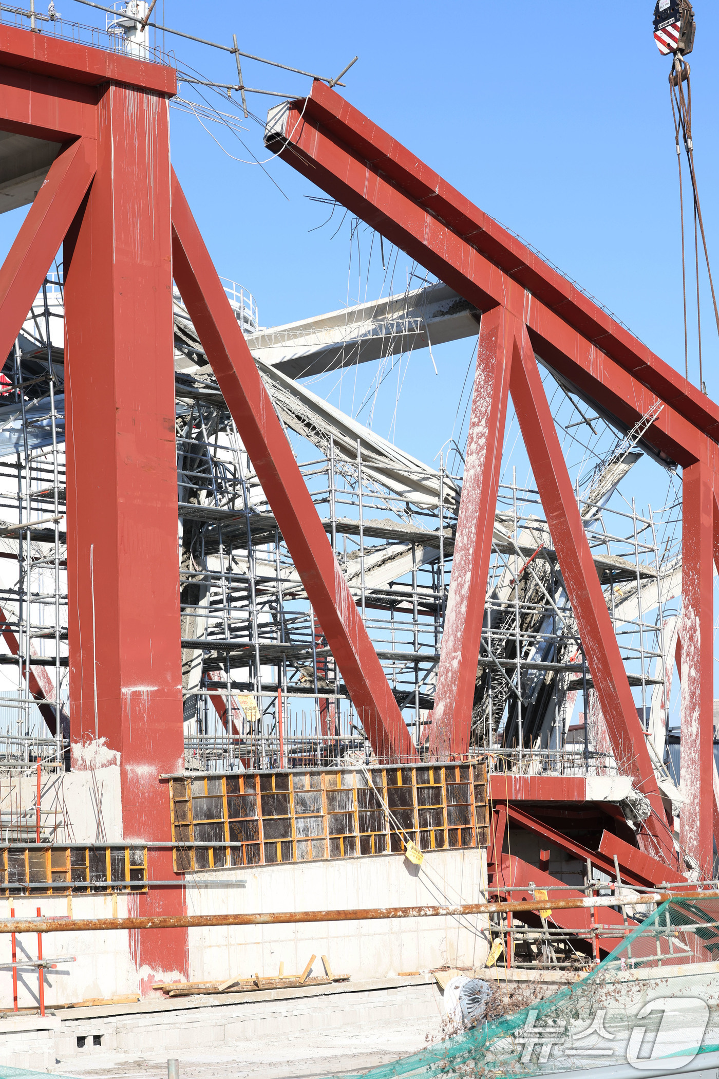 (광주=뉴스1) 박지현 기자 = 12일 오후 광주 서구 치평동(상무지구)의 광주대표도서관 공사 현장에서 레미콘 타설 중 붕괴 사고로 구조물 안정화와 보강작업을 위해 수색작업이 멈춰 …