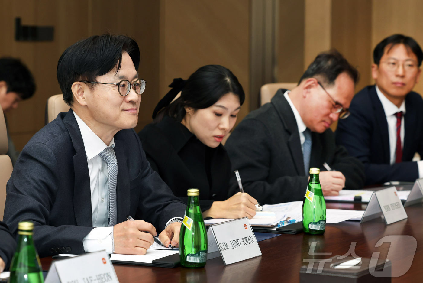 (서울=뉴스1) = 김정관 산업통상부 장관이 지난 11일(현지시간) 오후 중국 베이징 샤오미 전기차 공장을 방문해 관계자들과 간담회를 가지고 있다. (산업통상부 제공. 재판매 및 …