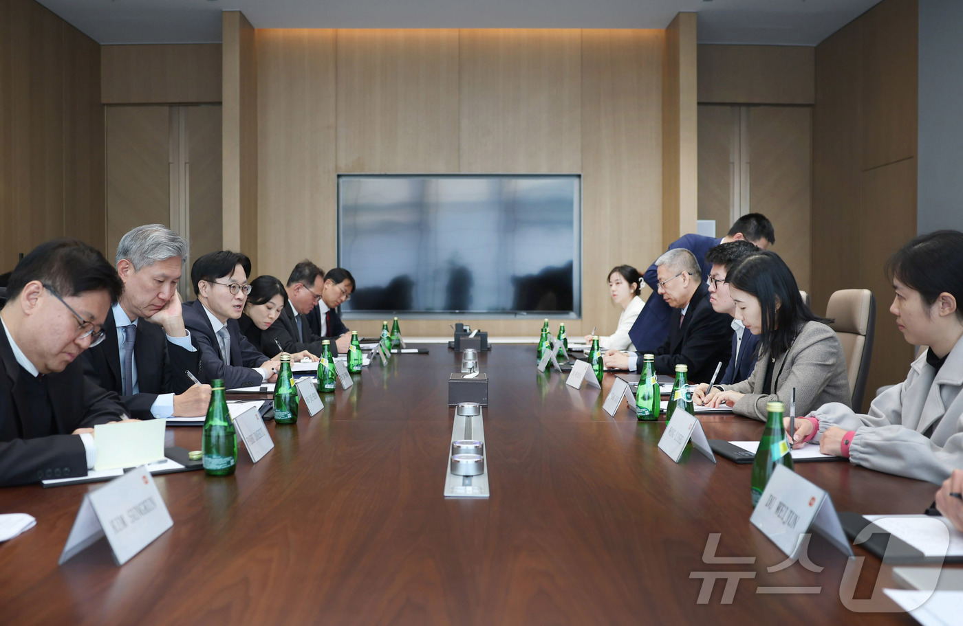 (서울=뉴스1) = 김정관 산업통상부 장관이 지난 11일(현지시간) 오후 중국 베이징 샤오미 전기차 공장을 방문해 관계자들과 간담회를 가지고 있다. (산업통상부 제공. 재판매 및 …