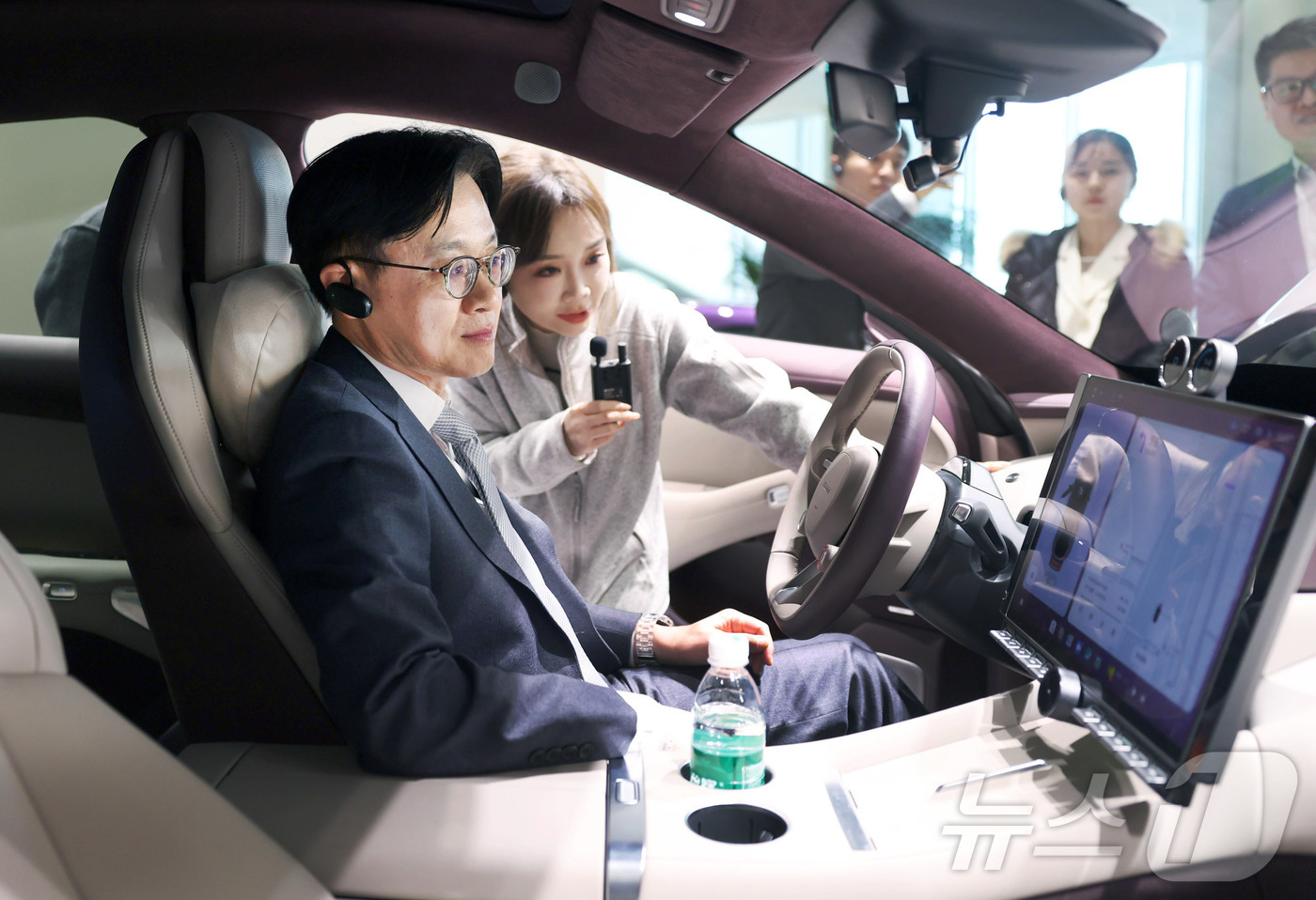 (서울=뉴스1) = 김정관 산업통상부 장관이 지난 11일(현지시간) 오후 중국 베이징 샤오미 전기차 공장을 방문해 관계자로부터 생산공정 설명을 듣고 있다. (산업통상부 제공. 재판 …