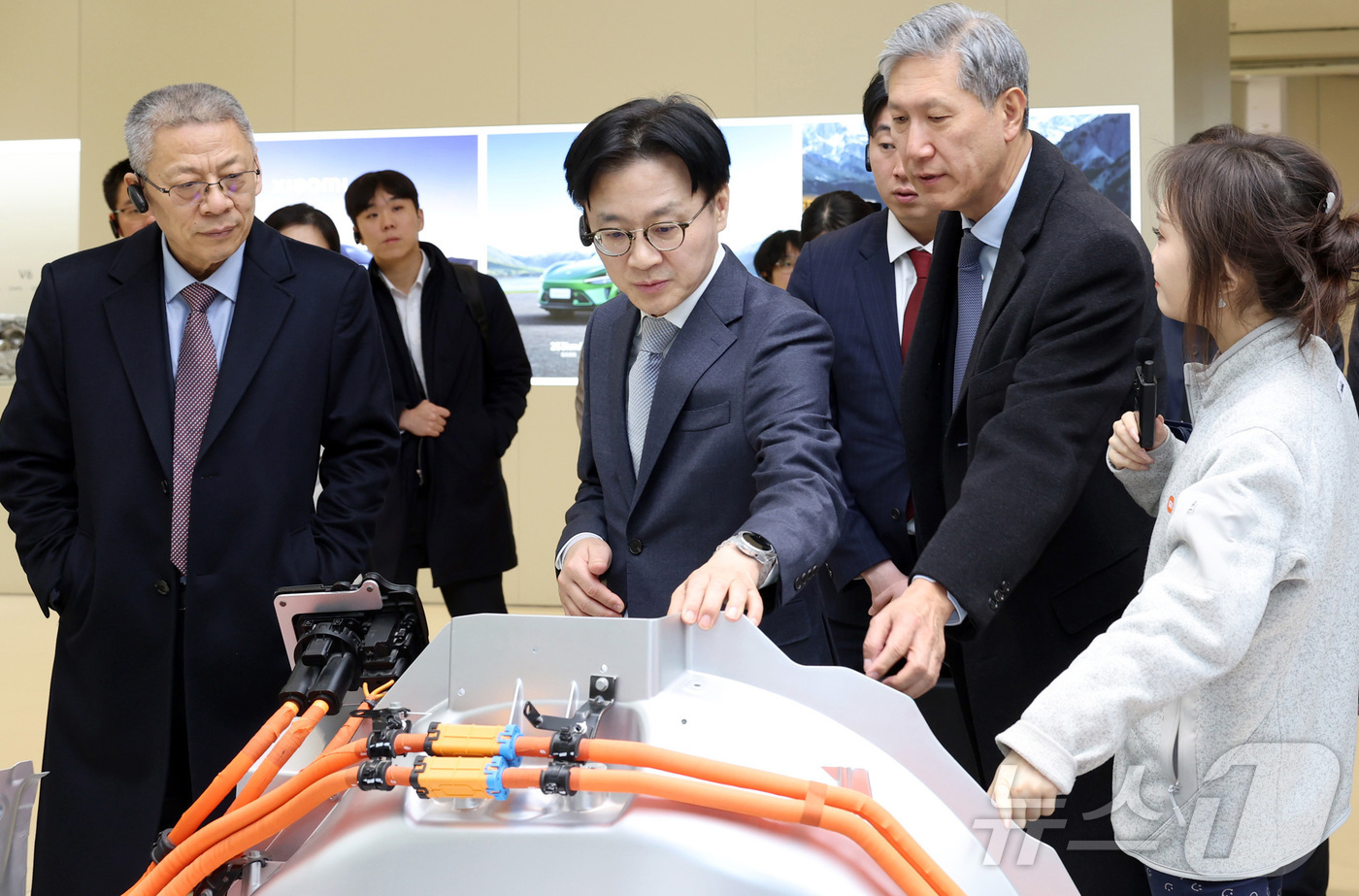 (서울=뉴스1) = 김정관 산업통상부 장관이 지난 11일(현지시간) 오후 중국 베이징 샤오미 전기차 공장을 방문해 관계자로부터 생산공정 설명을 듣고 있다. (산업통상부 제공. 재판 …