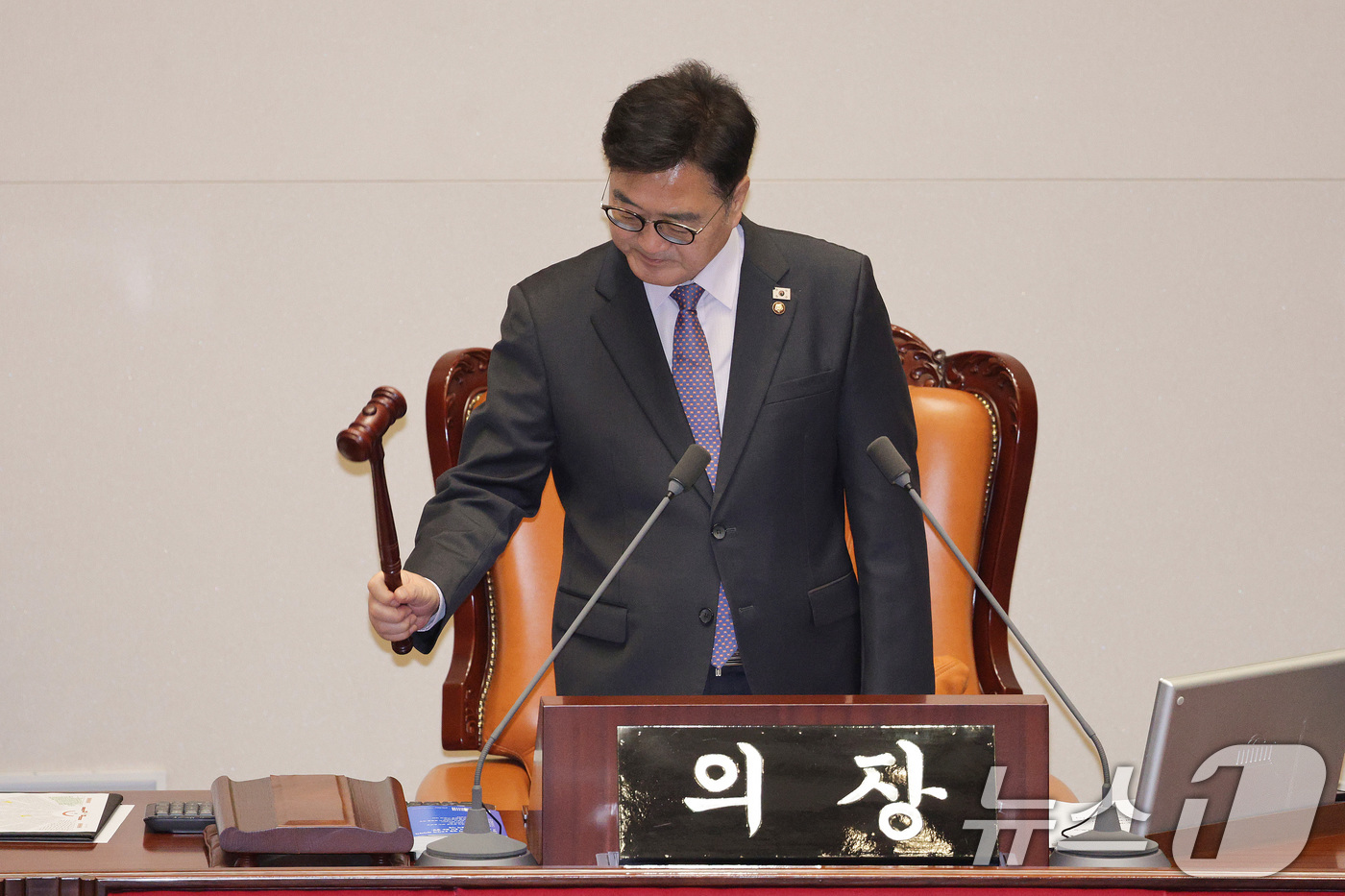 (서울=뉴스1) 신웅수 기자 = 우원식 국회의장이 12일 서울 여의도 국회에서 열린 제430회국회(임시회) 제1차 본회의에서 형사소송법 일부개정법률안(대안)을 가결되자 의사봉을 두 …