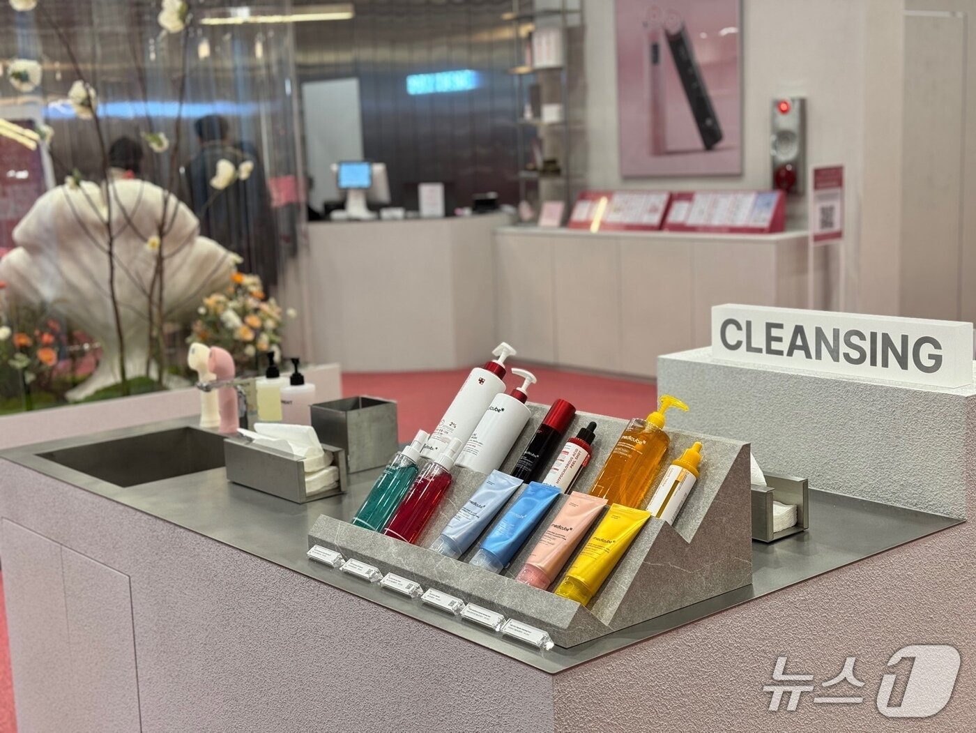 본문 이미지 - 메디큐브 성수 내부의 클렌징 존 ⓒ News1 이민주 기자