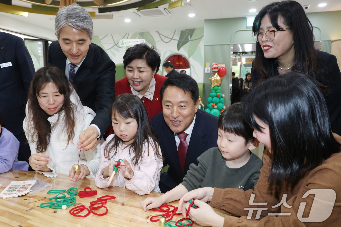 (서울=뉴스1) 이광호 기자 = 오세훈 서울시장이 12일 오후 서울 강서구 화곡동에 개관한 서울키즈플라자를 찾아 시설을 둘러보며 아이들과 대화하고 있다.서울키즈플라자는 아이들의 놀 …