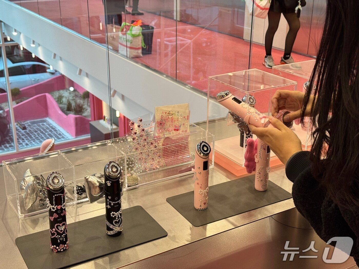 본문 이미지 - 메디큐브 성수 2층의 디바이스 꾸미기존 ⓒ News1 이민주 기자