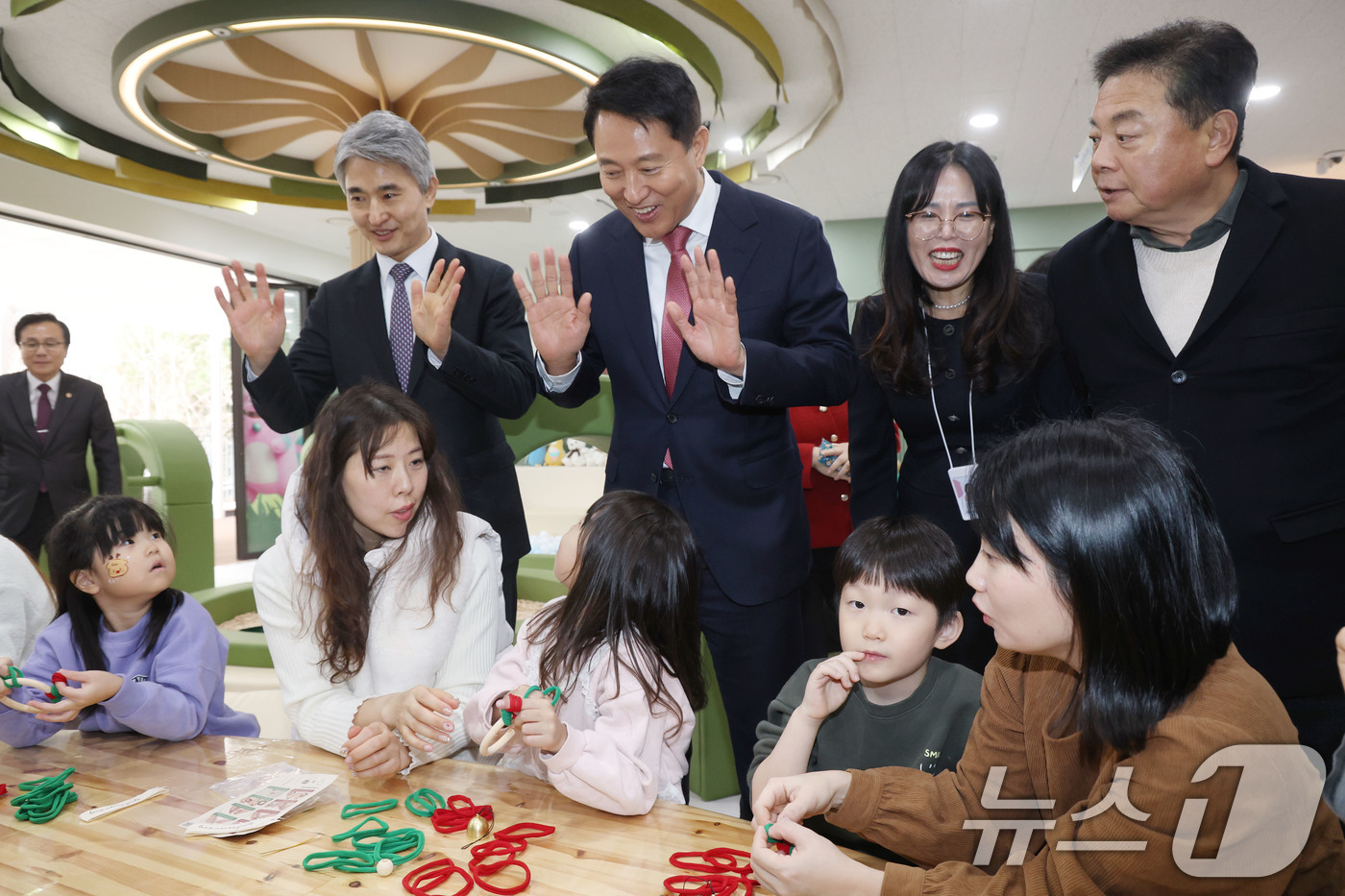 (서울=뉴스1) 이광호 기자 = 오세훈 서울시장이 12일 오후 서울 강서구 화곡동에 개관한 서울키즈플라자를 찾아 시설을 둘러보며 아이들에게 손인사를 하고 있다.서울키즈플라자는 아이 …