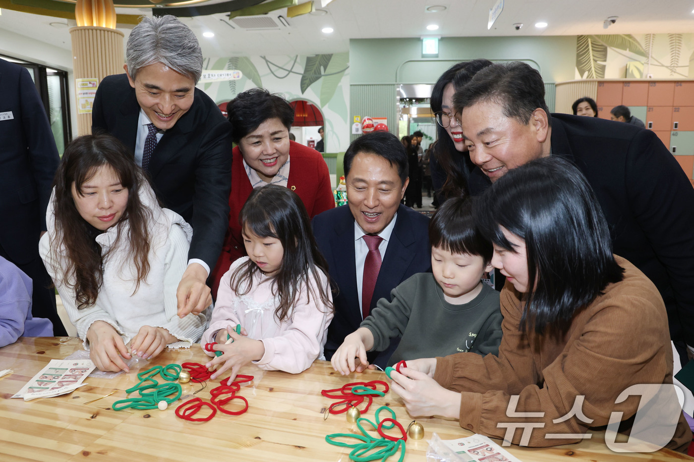 (서울=뉴스1) 이광호 기자 = 오세훈 서울시장이 12일 오후 서울 강서구 화곡동에 개관한 서울키즈플라자를 찾아 시설을 둘러보고 있다.서울키즈플라자는 아이들의 놀이·돌봄·정서 지원 …