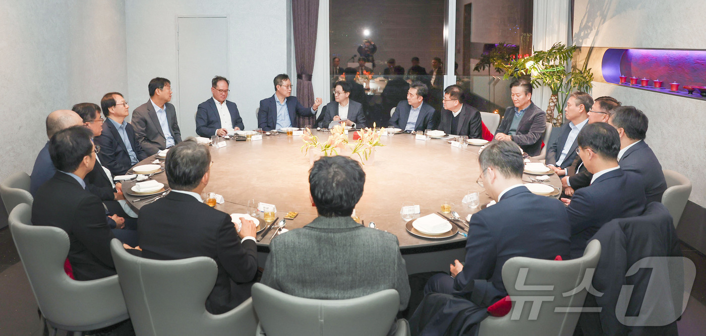 (서울=뉴스1) = 김정관 산업통상자원부 장관이 지난 11일(현지시간) 오후 중국 베이징에서 열린 '중국 베이징 현지 진출기업 간담회' 에 참석해 인사말을 하고 있다. (산업통상자 …