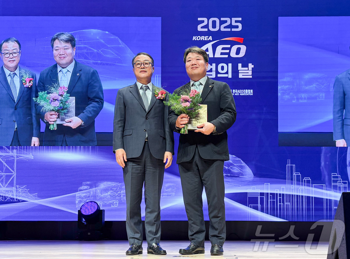 (서울=뉴스1) = 대한항공은 12일 관세청과 사단법인 한국AEO진흥협회가 주관하는 ‘2025년 수출입 안전관리 우수 업체 기업의 날’ 행사에서 한국AEO진흥협회장 명의의 감사패를 …