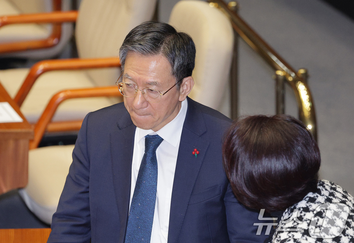 (서울=뉴스1) 신웅수 기자 = 정성호 법무부 장관이 12일 서울 여의도 국회에서 열린 제430회국회(임시회) 제1차 본회의에서 의원들과 대화하고 있다. 2025.12.12/뉴스1 …