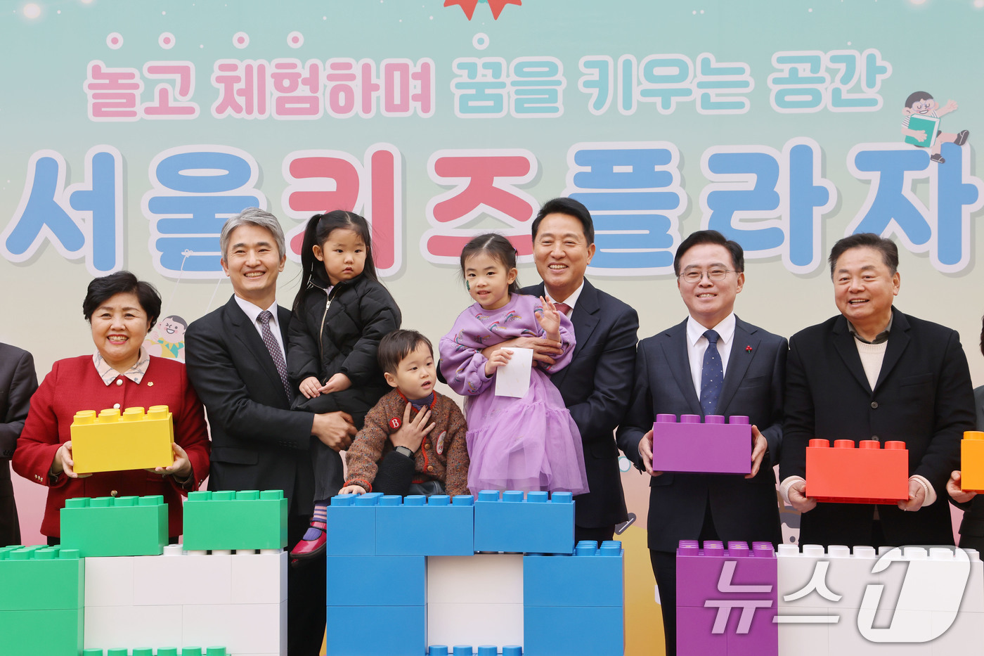 (서울=뉴스1) 이광호 기자 = 오세훈 서울시장이 12일 오후 서울 강서구 화곡동 서울키즈플라자 개관식에서 참석자들과 기념촬영을 하고 있다.서울키즈플라자는 아이들의 놀이·돌봄·정서 …