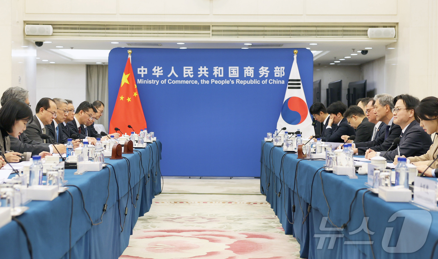 (서울=뉴스1) = 김정관 산업통상자원부 장관이 12일(현지시간) 오전 중국 베이징 상무부에서 왕 원타오 중국 상무부 부장과 면담을 하고 있다. (산업통상자원부 제공. 재판매 및 …