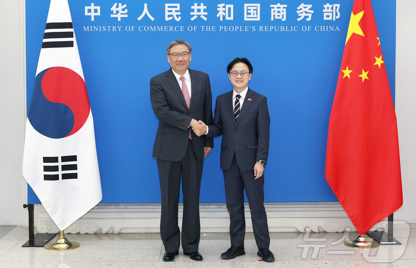 (서울=뉴스1) = 김정관 산업통상자원부 장관이 12일(현지시간) 오전 중국 베이징 상무부에서 왕 원타오 중국 상무부 부장과 면담을 하고 기념 촬영하고 있다. (산업통상자원부 제공 …