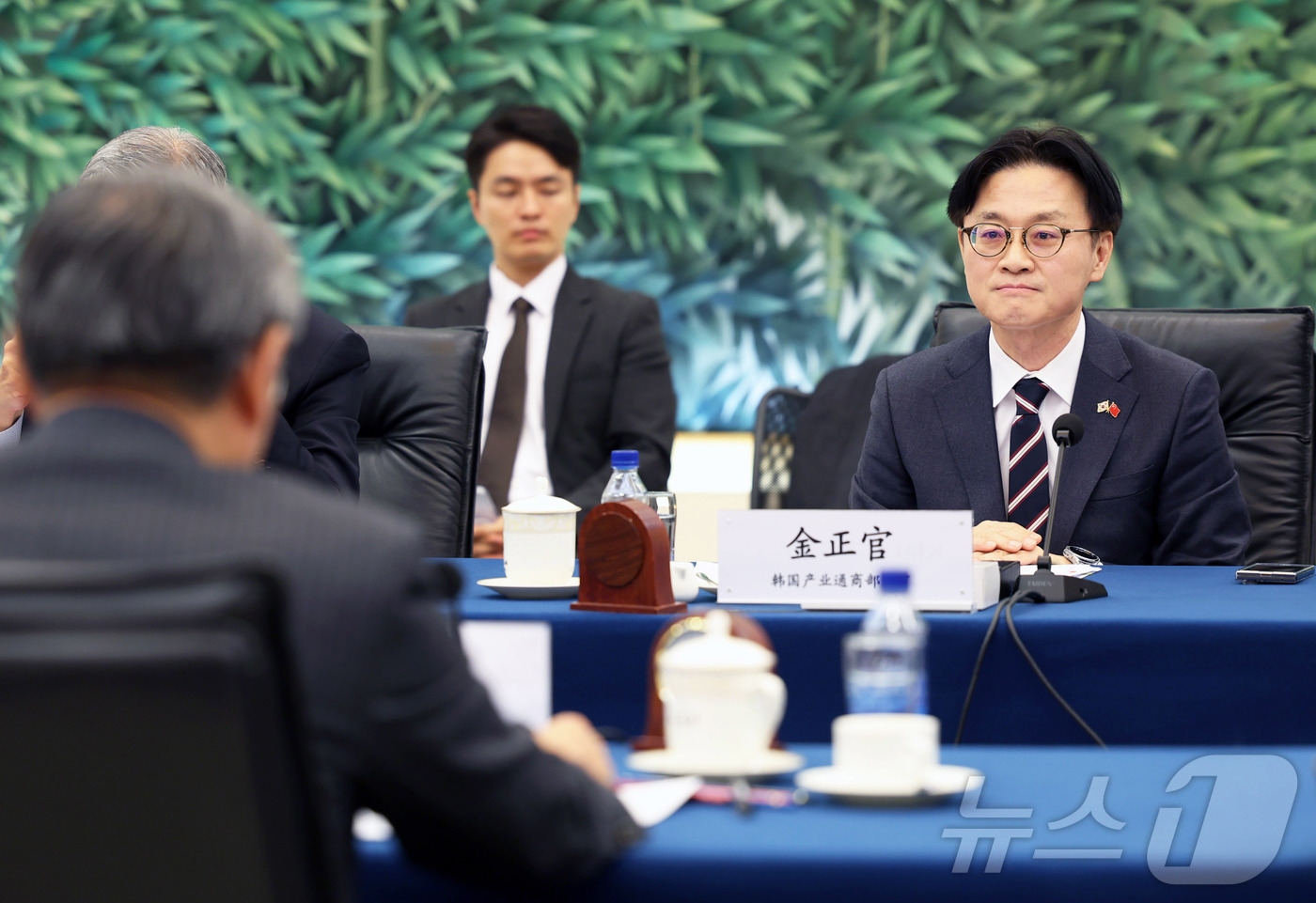 (서울=뉴스1) = 김정관 산업통상자원부 장관이 12일(현지시간) 오전 중국 베이징 상무부에서 왕 원타오 중국 상무부 부장과 면담을 하고 있다. (산업통상자원부 제공. 재판매 및 …