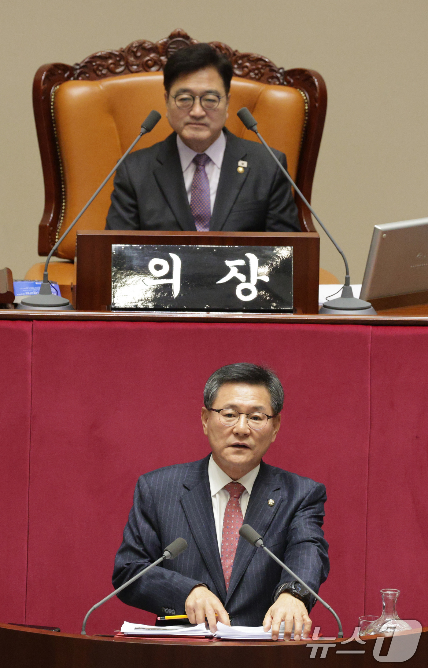 (서울=뉴스1) 신웅수 기자 = 이헌승 국민의힘 의원이 12일 서울 여의도 국회에서 열린 제430회국회(임시회) 제1차 본회의에서 은행법 일부개정법률안에 대한 무제한 토론(필리버스 …