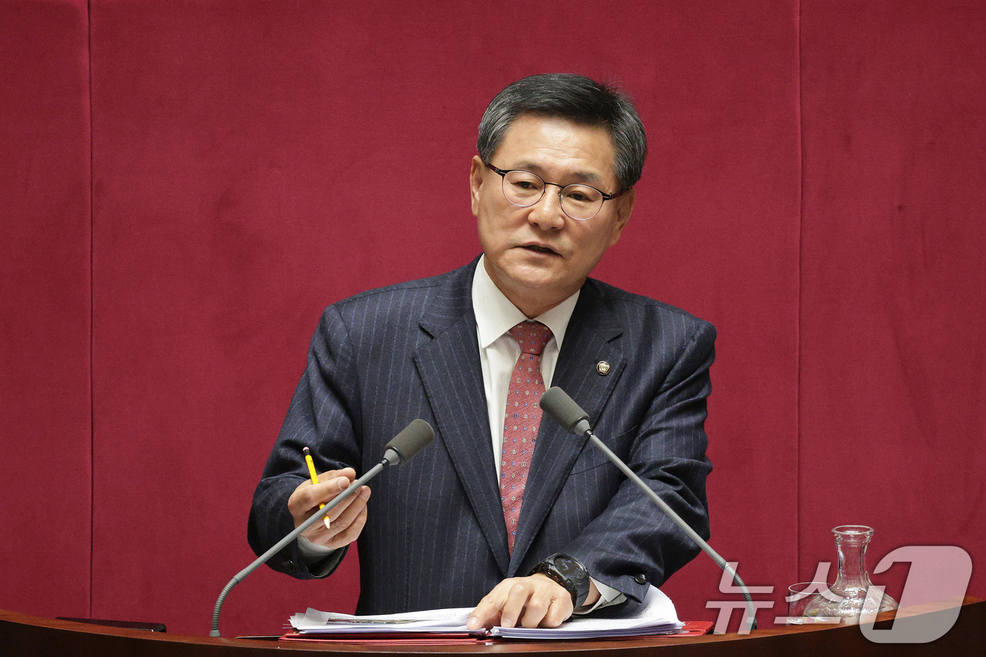 (서울=뉴스1) 신웅수 기자 = 이헌승 국민의힘 의원이 12일 서울 여의도 국회에서 열린 제430회국회(임시회) 제1차 본회의에서 은행법 일부개정법률안에 대한 무제한 토론(필리버스 …