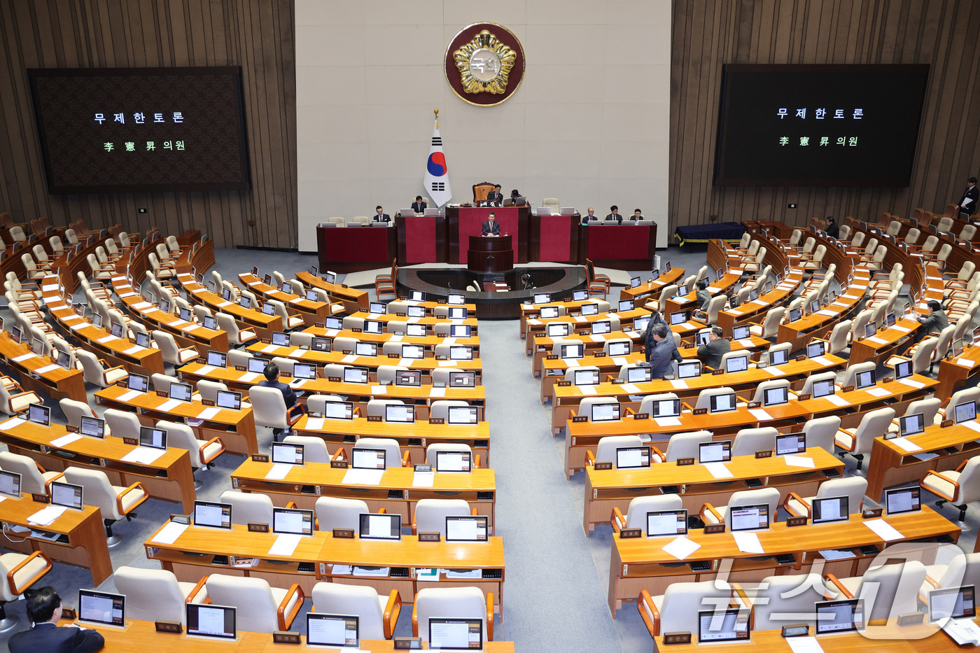 (서울=뉴스1) 신웅수 기자 = 이헌승 국민의힘 의원이 12일 서울 여의도 국회에서 열린 제430회국회(임시회) 제1차 본회의에서 은행법 일부개정법률안에 대한 무제한 토론(필리버스 …