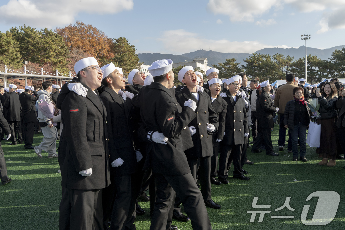 (창원=뉴스1) 윤일지 기자 = 12일 경남 창원 진해구 해군교육사령부 기초군사교육단 연병장에서 열린 해군병 719기 수료식에서 훈련병들이 환하게 웃으며 기념촬영하고 있다. (해군 …