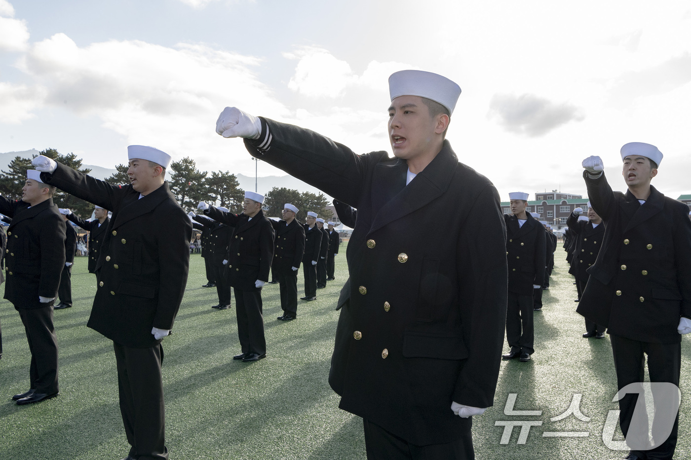 (창원=뉴스1) 윤일지 기자 = 12일 경남 창원 진해구 해군교육사령부 기초군사교육단 연병장에서 열린 해군병 719기 수료식에서 훈련병들이 구호를 외치고 있다. (해군교육사령부 제 …
