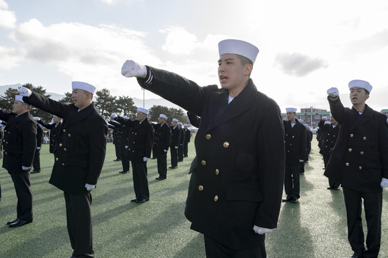 구호 외치는 해군병 719기