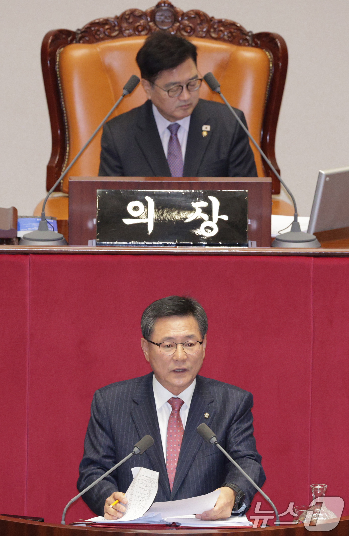 (서울=뉴스1) 신웅수 기자 = 이헌승 국민의힘 의원이 12일 서울 여의도 국회에서 열린 제430회국회(임시회) 제1차 본회의에서 은행법 일부개정법률안에 대한 무제한 토론(필리버스 …