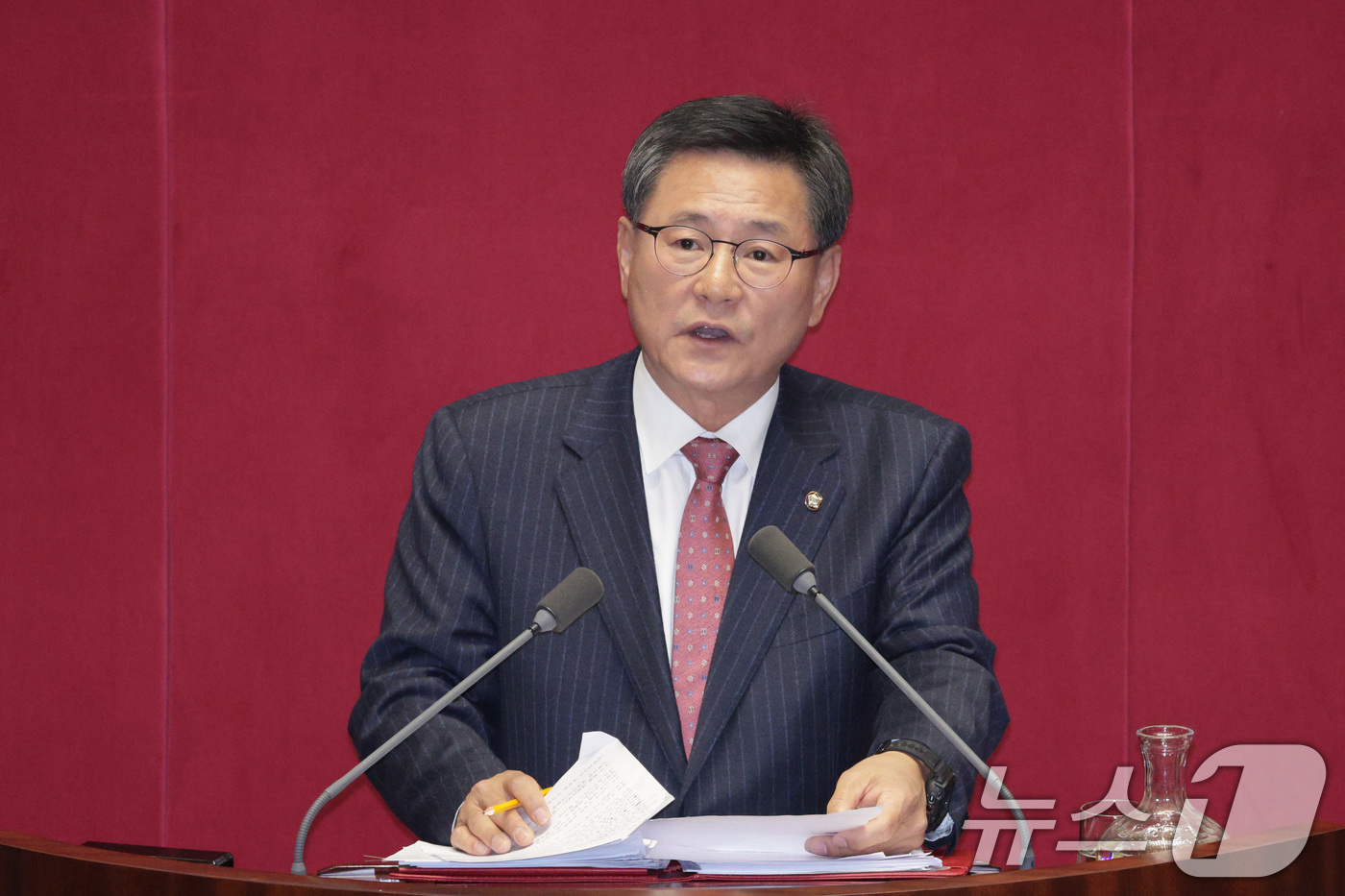 (서울=뉴스1) 신웅수 기자 = 이헌승 국민의힘 의원이 12일 서울 여의도 국회에서 열린 제430회국회(임시회) 제1차 본회의에서 은행법 일부개정법률안에 대한 무제한 토론(필리버스 …