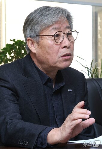 본문 이미지 - 이진석 한국여행업협회 회장이 서울 마포구 한국여행업협회 사무실에서 뉴스1과 인터뷰를 하고 있다. ⓒ News1 이광호 기자