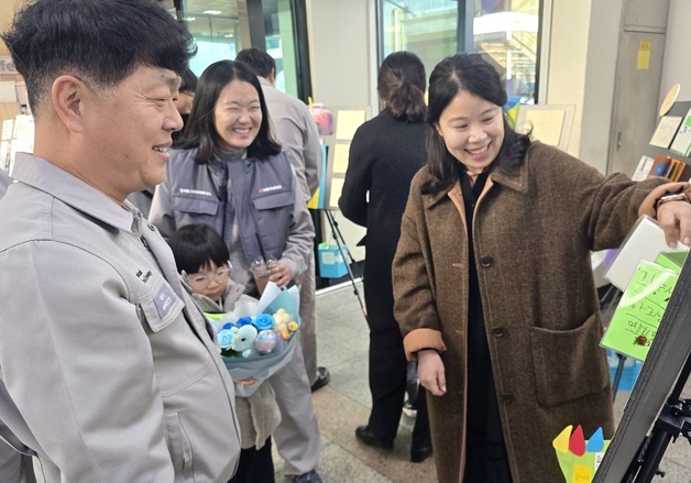한국타이어 대전공장 직장어린이집서 스토리북 전시회 열려