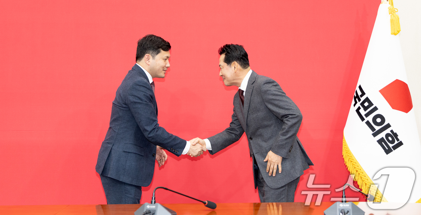 (서울=뉴스1) 이승배 기자 = 장동혁 국민의힘 대표가 12일 서울 여의도 국회에서 케빈 김 주한 미국 대사대리를 접견하고 있다. 2025.12.12/뉴스1