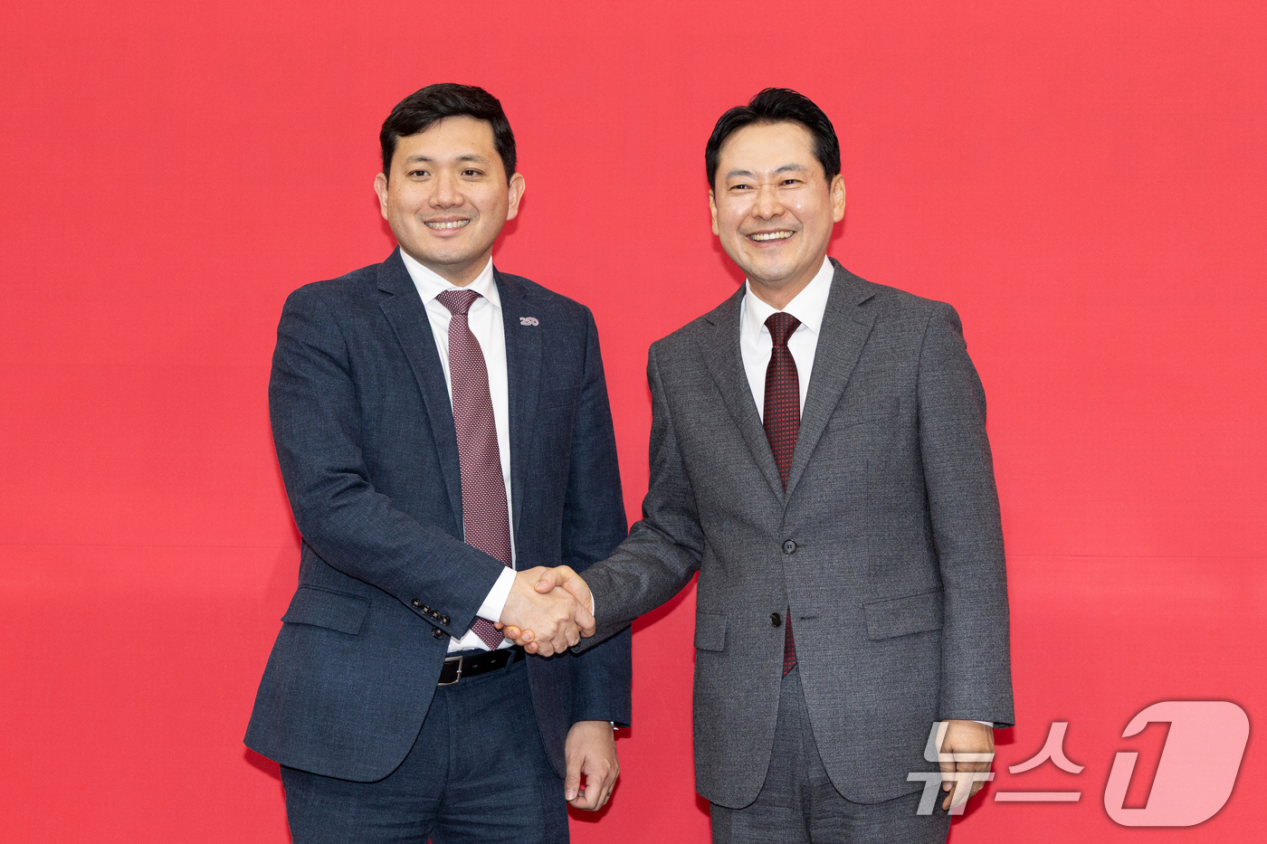 (서울=뉴스1) 이승배 기자 = 장동혁 국민의힘 대표가 12일 서울 여의도 국회에서 케빈 김 주한 미국 대사대리를 접견하고 있다. 2025.12.12/뉴스1