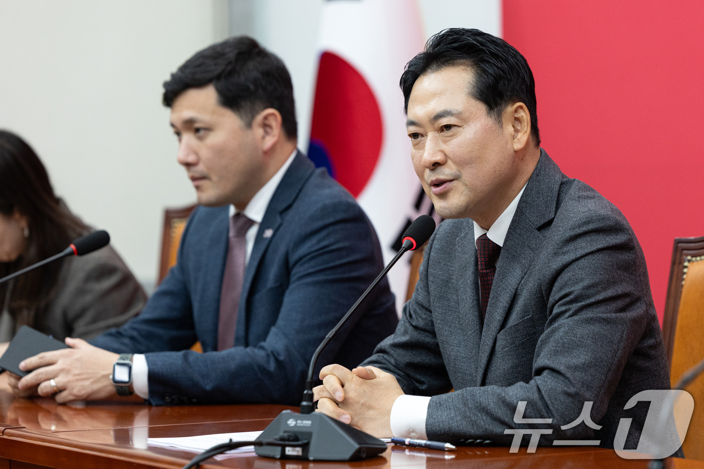 (서울=뉴스1) 이승배 기자 = 장동혁 국민의힘 대표가 12일 서울 여의도 국회에서 케빈 김 주한 미국 대사대리를 접견, 인사말하고 있다. 2025.12.12/뉴스1