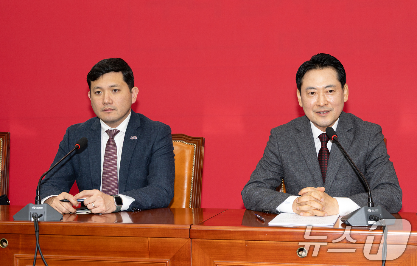 (서울=뉴스1) 이승배 기자 = 장동혁 국민의힘 대표가 12일 서울 여의도 국회에서 케빈 김 주한 미국 대사대리를 접견, 인사말하고 있다. 2025.12.12/뉴스1