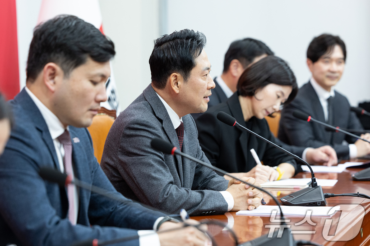 (서울=뉴스1) 이승배 기자 = 장동혁 국민의힘 대표가 12일 서울 여의도 국회에서 케빈 김 주한 미국 대사대리를 접견, 인사말하고 있다. 2025.12.12/뉴스1