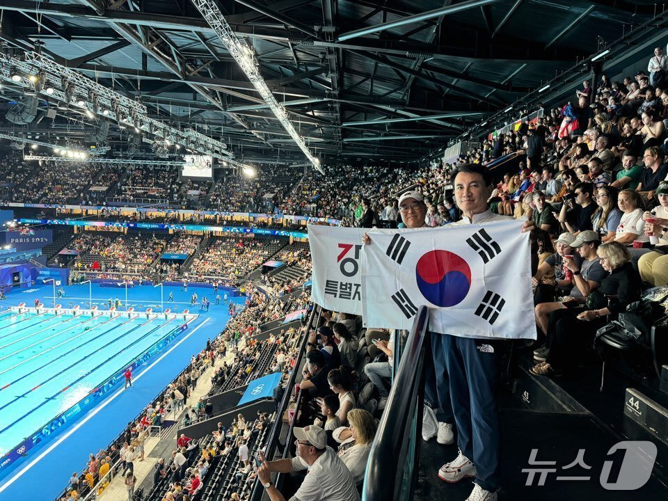 본문 이미지 - 프랑스 파리 라데팡스 수영장에서 열리는 2024 파리 올림픽 수영 경기에 출전한 강원 소속 선수들을 응원하는 김진태 강원도지사와 양희구 강원도체육회장.&#40;뉴스1 DB&#41;