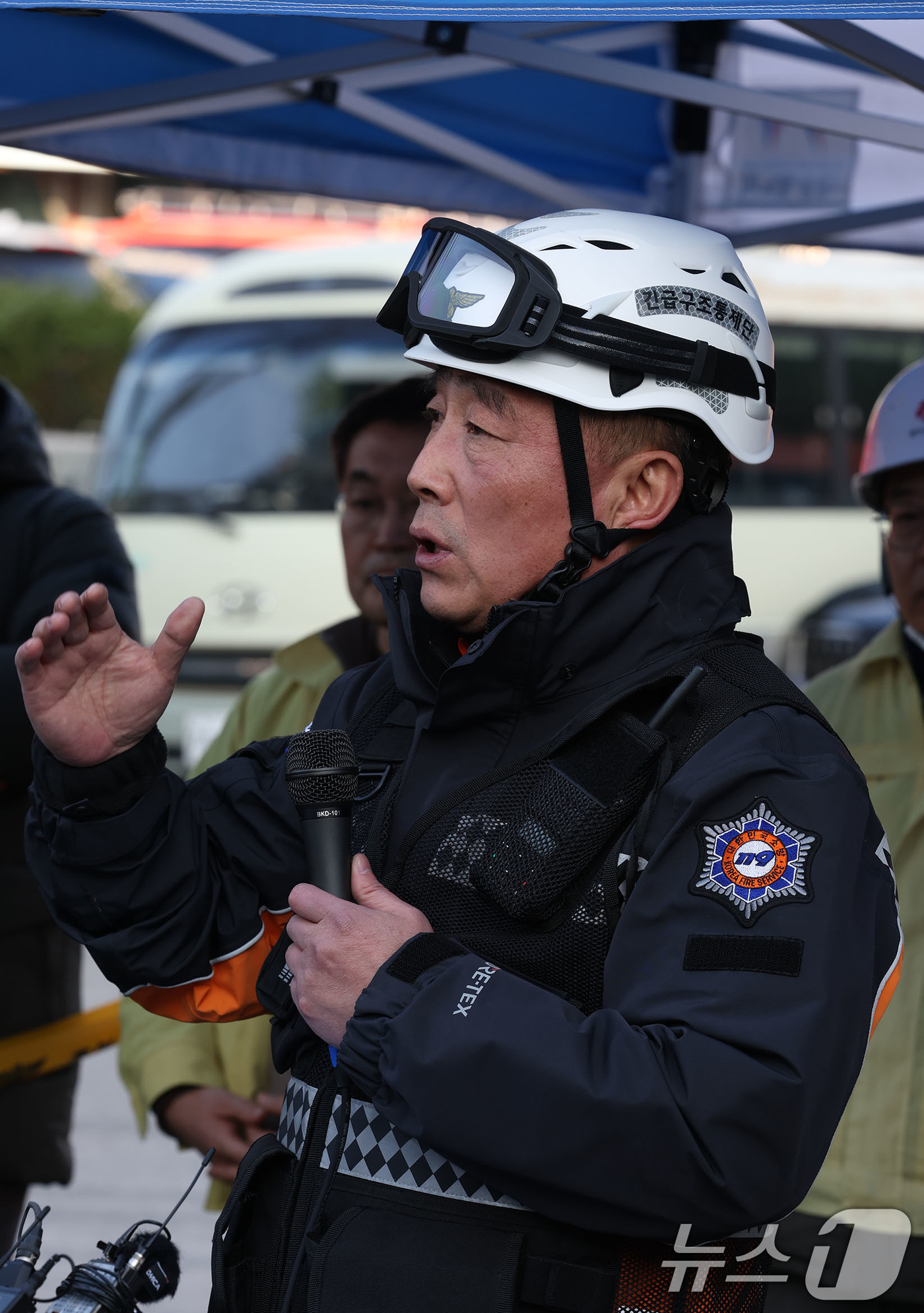 (광주=뉴스1) 박지현 기자 = 12일 오후 광주 서구 치평동(상무지구)의 광주대표도서관 붕괴사고 공사 현장에서 안균재 서부소방서 예방안전과장이 브리핑을 하고 있다. 2025.12 …