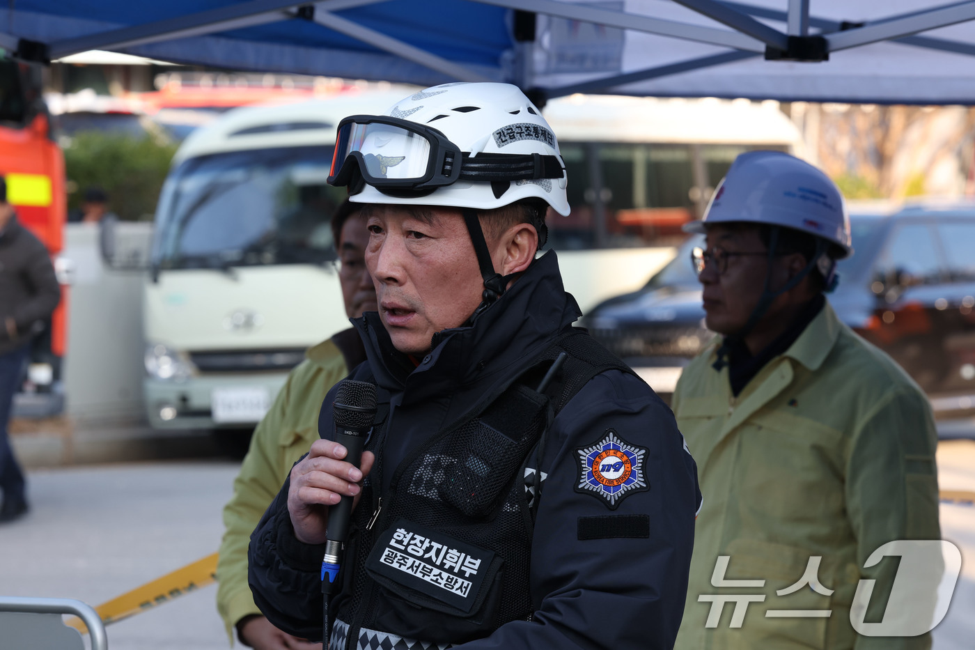 (광주=뉴스1) 박지현 기자 = 12일 오후 광주 서구 치평동(상무지구)의 광주대표도서관 붕괴사고 공사 현장에서 안균재 서부소방서 예방안전과장이 브리핑을 하고 있다. 2025.12 …