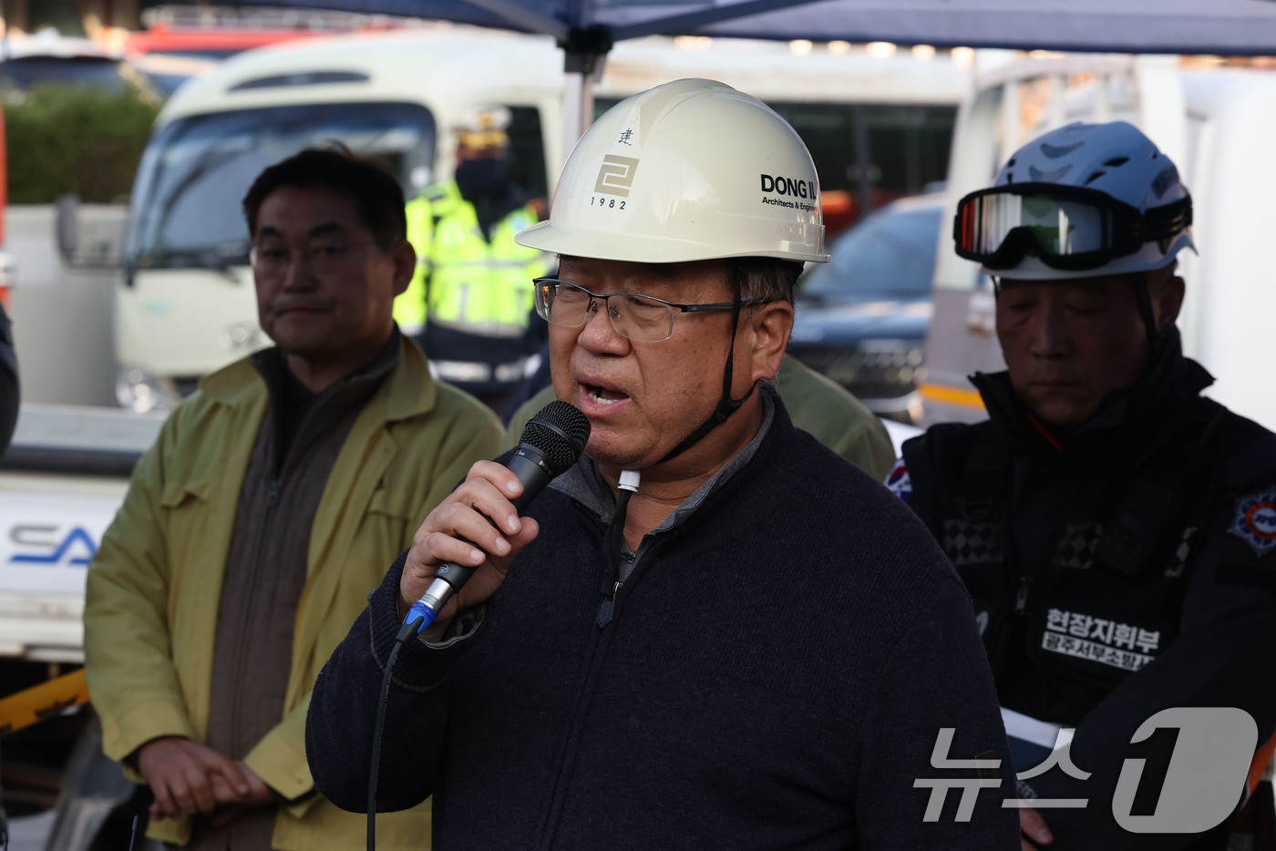 (광주=뉴스1) 박지현 기자 = 12일 오후 광주 서구 치평동(상무지구)의 광주대표도서관 붕괴사고 공사 현장에서 선영표 건설사업단장이 브리핑을 하고 있다. 2025.12.12/뉴스 …